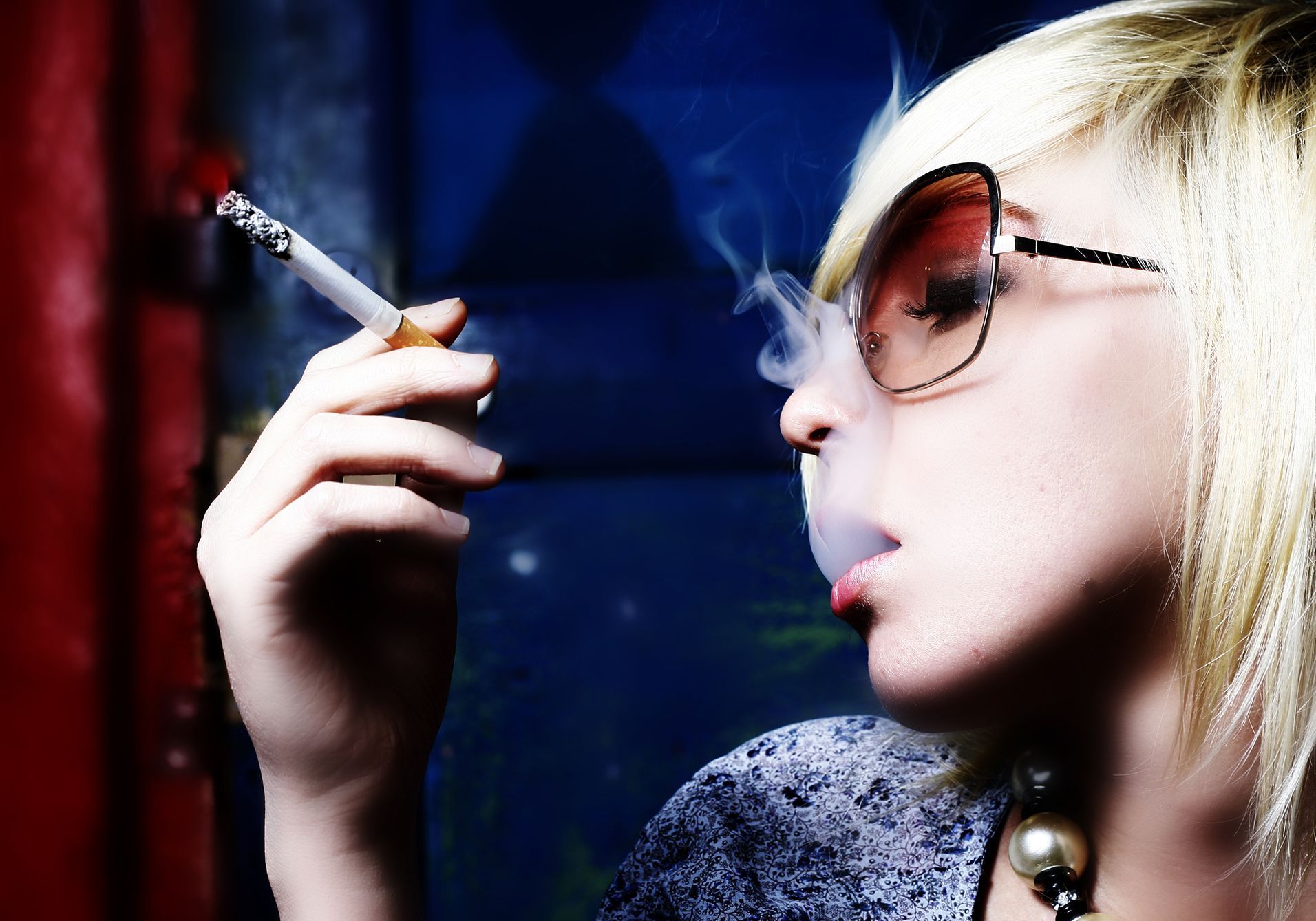 Ilustrační snímek / Kouření / Protikuřácký zákon / Žena / Cigareta / Kouř / Nikotin / Zdraví / Shutterstock