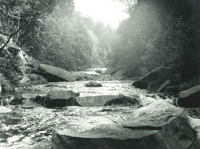 Fotografie ukazuje výstavbu vodní nádrže a elektrárny Lipno, významného díla z roku 1959, které dodává energii a poskytuje rekreační možnosti.