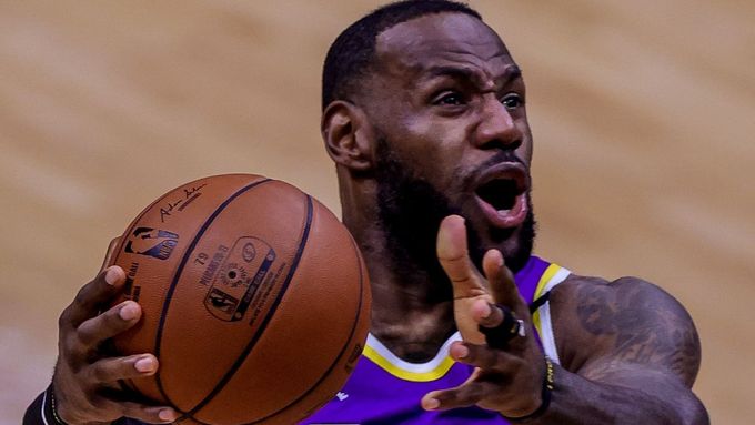 Hvězdný LeBron James sice přivedl v posledním utkání základní části Los Angeles Lakers k vítězství, přesto musí se svým týmem do předkola play off