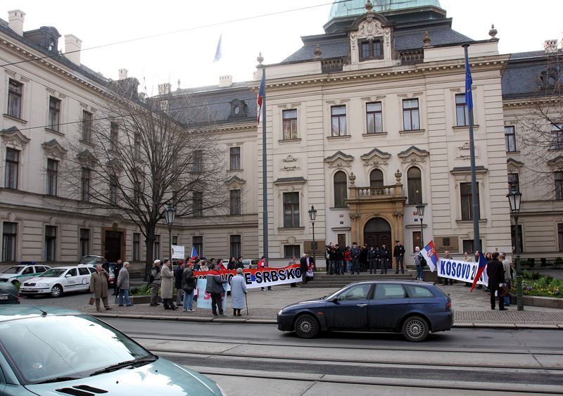 Demonstrace proti uznání samostatného Kosova před úřadem vlády