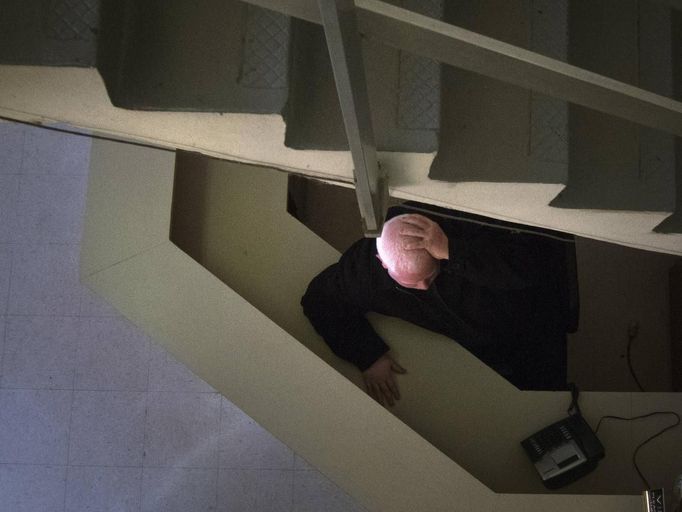 Albino and visually impaired student David Givens sits in a hallway at the World Services for the Blind (WSB) in Little Rock, Arkansas January 6, 2013. Albinism is a group of genetic conditions that causes a lack of melanin pigment in the eyes or both in the eyes and in the skin. The WSB is a rehabilitation center for the blind or visually impaired which offers life skills and career training programs designed to help those enrolled achieve sustainable independence. Picture taken on January 6, 2013. REUTERS/Gaia Squarci (UNITED STATES - Tags: HEALTH EDUCATION SOCIETY) Published: Dub. 26, 2013, 2:24 odp.