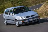 Volkswagen v roce 1993 nabízel Golf ve třetí generaci a výběr pohonných jednotek byl skutečně bohatý. Pětidveřový model s nejslabší 44kW čtrnáctistovkou a výbavou CL stál necelých 389 tisíc korun, se zážehovým šestiválcem o výkonu 128 kW se ale uměl dostat i na 716 tisíc korun.