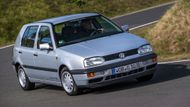 Volkswagen v roce 1993 nabízel Golf ve třetí generaci a výběr pohonných jednotek byl skutečně bohatý. Pětidveřový model s nejslabší 44kW čtrnáctistovkou a výbavou CL stál necelých 389 tisíc korun, se zážehovým šestiválcem o výkonu 128 kW se ale uměl dostat i na 716 tisíc korun.