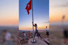 Turistka tančila pole dance na stožáru s tureckou vlajkou, hrozí jí tři roky vězení
