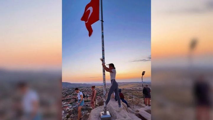 Turistka tančila pole dance na tyči s tureckou vlajkou, hrozí jí tři roky vězení