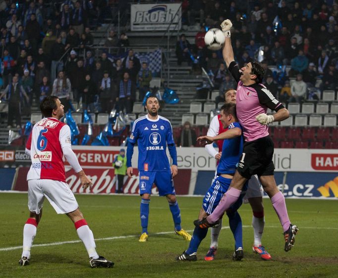 Fotbal, Gambrinus liga, Olomouc - Slavia: Kamil Čontofalský  (vpravo, Slavia)