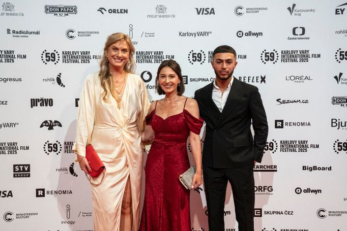 Hlavní postavou příběhu je Eva (Pia Tjeltaová, uprostřed), která chce podpořit politickou kariéru manžela, a začne tak pomáhat v místním azylovém centru.