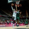 Americký basketbalista Carmelo Anthony smečuje, ač bráněn Nigerijcem Derrickem Obasohanem na OH 2012 v Londýně.