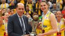 Final Four, finále USK-Jekatěringurg: Ilona Burgrová s trofejí pro vítězky Euroligy