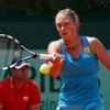 Belgičanka Yanina Wickmayerová vrací míček Bulharce Světlaně Pironkové během French Open 2012