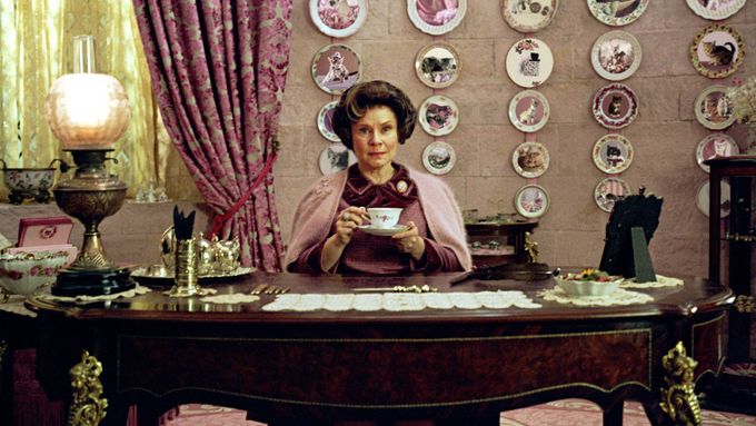 Dolores Umbridgová (Imelda Staunton) ve svém kabinetě v Bradavicích.