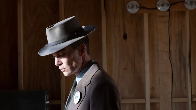 J. Robert Oppenheimera hraje Cillian Murphy známý jako Jozef Gabčík ze snímku Anthropoid.