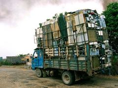 Přeplněný kamion odváží elektronický odpad na skládku