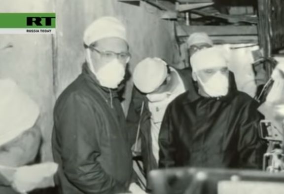 Legasov v době černobylské havárie (první zleva).