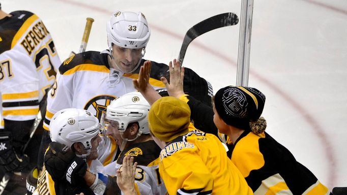 Zdeno Chára, Brad Marchand a Chris Bourque slaví gól  v NHL 2013