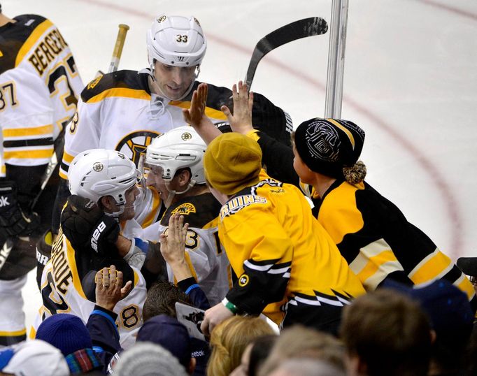 Zdeno Chára, Brad Marchand a Chris Bourque slaví gól  v NHL 2013