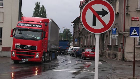 Přes Dašice u Pardubic se valí kamiony. Chybí dálnice R35 i obchvat