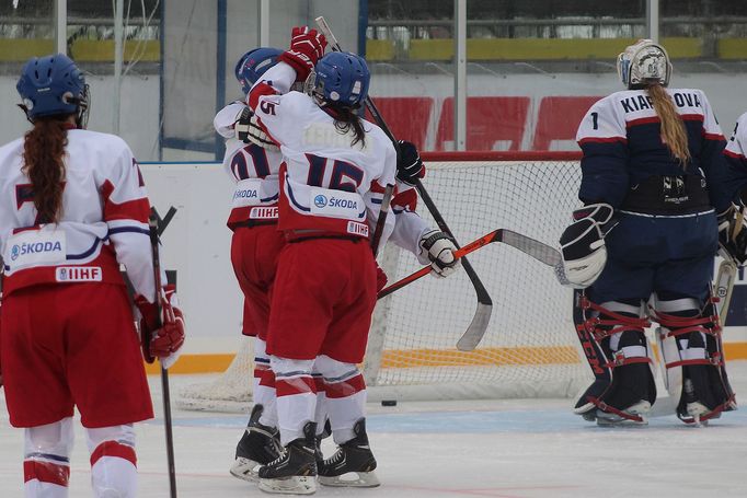 Česká ženská hokejová reprezentace odehrála zápas pod širým nebem v brněnských Lužánkách. Ve federálním derby smetla Slovenky 6:1.