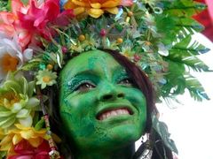 Někteří aktéři zahajovacího průvodu byli oblečeni ve stylu brazilského karnevalu