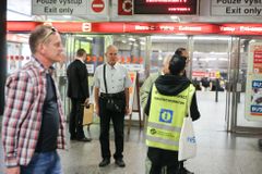 V metru na Pražského povstání je porouchaný eskalátor. Stanice dál čelí náporu lidí
