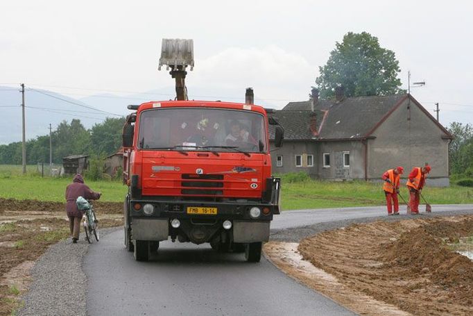 Než se začne stavět továrna, musaí tu být silnice. Kilometry silnic v polích, celá síť.