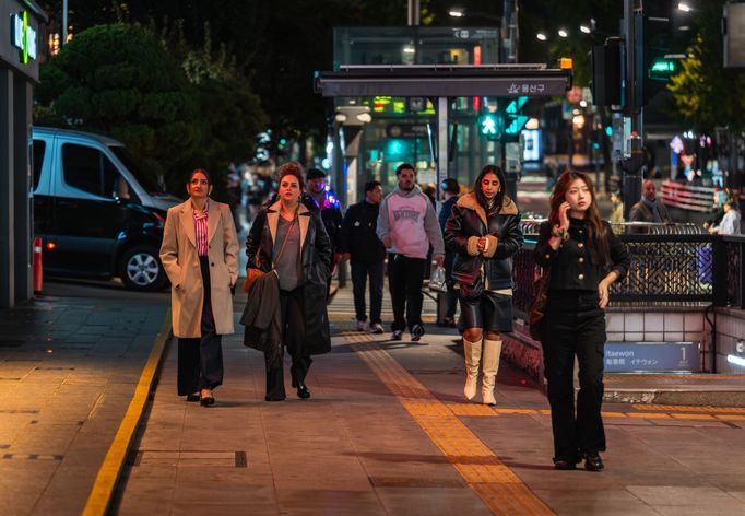 Jihokorejci si připomínají třetí výročí od tragédie, při níž 158 lidí přišlo o život v "halloweenské tlačenici" v Soulu. Redakce Aktuálně.cz navštívila místo incidentu.