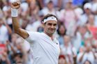 Roger Federer slaví postup do osmifinále Wimbledonu 2017