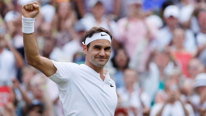 Roger Federer slaví postup do osmifinále Wimbledonu 2017