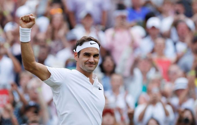 Roger Federer slaví postup do osmifinále Wimbledonu 2017