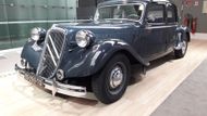 Citroënu Traction Avant se přezdívá bohyně silnic a ve výrobě byl už před druhou světovou válkou. Po jejím skončení vznikal až do roku 1957 a byl unikátní díky hned několika prvkům. Šlo například o první masově prodávaný rodinný vůz s karoserií kolem ocelového monokoku a pohonem předních kol. Ještě důležitější roli pak především v historii Citroënu sehrál tento typ 15-6 H z roku 1954. Poprvé totiž dostal do základní výbavy hydropneumatické odpružení.