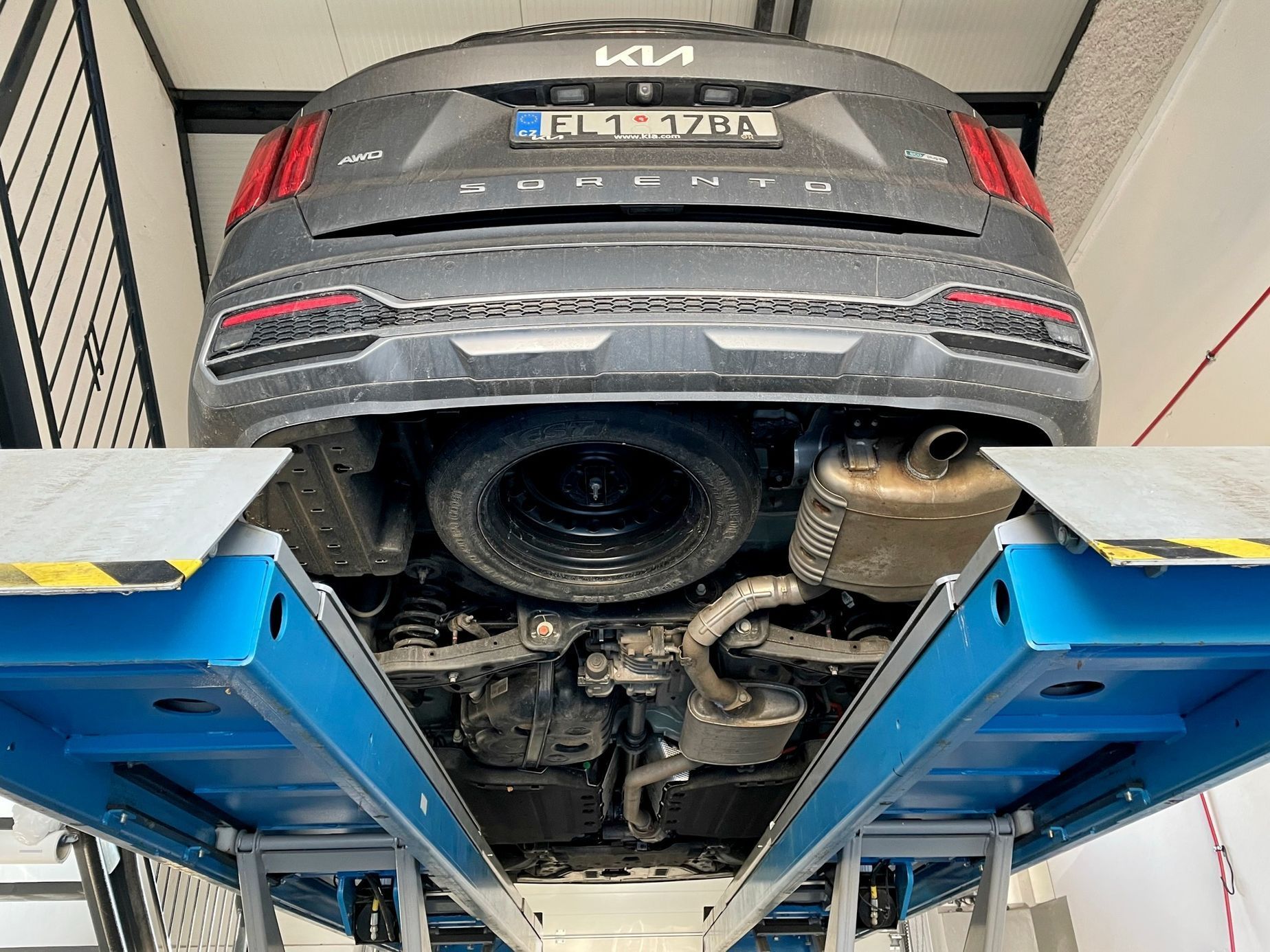 Podvozek, Kia Sorento, plug-in hybrid, auto na zvedáku, autoservis