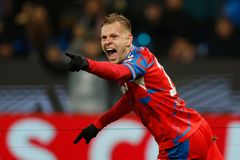 Plzeň od ztráty bodů zachránila penalta v nastavení, Slavia otáčela proti Pardubicím