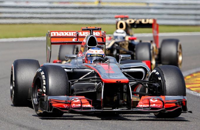 Britský jezdec F1 Jenson Button se raduje z vítězství ve Velké ceně Belgie 2012.