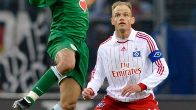 Fotbalista VFL Wolfsburg Josua hlavičkuje za bedlivého dozoru kapitána Hamburku Davida Jarolíma.