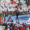V Moskvě demonstrují desetitisíce Putinových přívrženců