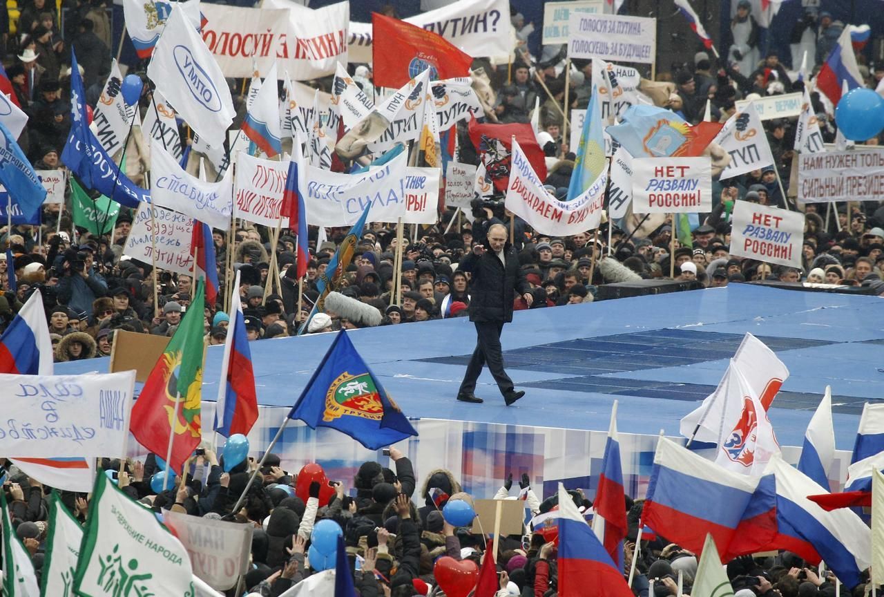V Moskvě demonstrují desetitisíce Putinových přívrženců