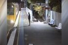 VIDEO: Mladík si chtěl zkrátit cestu. O kousek unikl srážce s vlakem