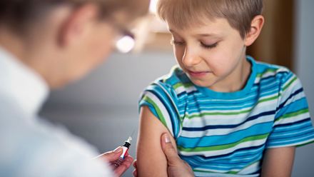 Očkování dětí jako nutnost, nebo zbytečné riziko? Jsou obavy rodičů oprávněné?