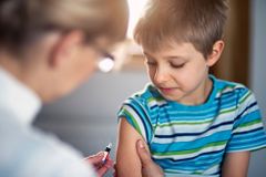 Otázky a odpovědi o očkování dětí: Proč je vhodné a bezpečné? Jakou vakcínu dostanou?