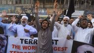 Pákistánci protestují proti Francii kvůli karikaturám Mohammeda.