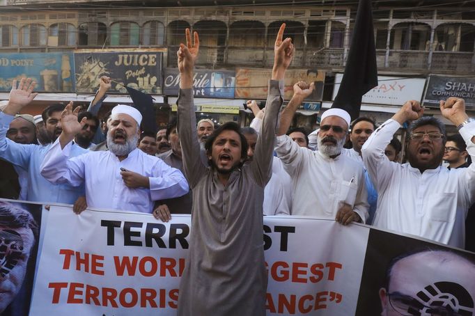 Pákistánci protestují proti Francii kvůli karikaturám Mohammeda.