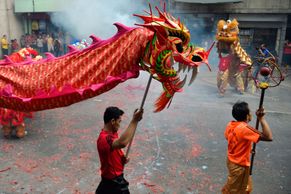 Foto: Takhle Čína přivítala nový rok ohnivého kohouta. Má být ve znamení spravedlnosti a odvahy