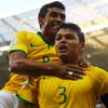 MS 2014, Brazílie-Kolumbie: Thiago Silva (3) a Paulinho slaví gól