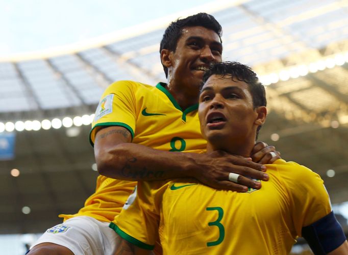 Thiago Silva a Paulinho na MS 2014.