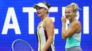 Barbora Krejčíková a Kateřina Siniaková při finále US Open 2022.