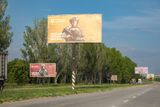Válečná Ukrajina je posetá burcujícími billboardy, jiné plakáty vzpomínají na zemřelé blízké nebo varují před minovým nebezpečím s obrázkem známého psa Patrona.