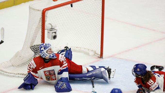 Puk míří pod horní tyč české branky, prodloužení zápasu o 3. místo na MS ukončily tímto gólem Finky