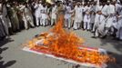 REFILE - CORRECTING NUMBER OF PROTESTERS GATHERED Supporters of Islami Jamiat Talaba, a student wing of Pakistan religious and political party Jamaat-e-Islami, burn a U.S. flag as they shout anti-American slogans during a protest in Lahore September 20, 2012. Some 800 protesters gathered in a demonstration to condemn a film produced in the U.S. mocking the Prophet Mohammad. REUTERS/Khuram Parvez (PAKISTAN - Tags: POLITICS CIVIL UNREST) Published: Zář. 20, 2012, 3:12 odp.