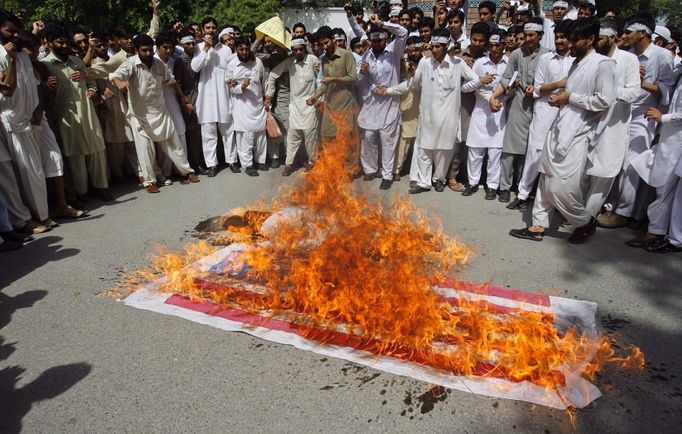 REFILE - CORRECTING NUMBER OF PROTESTERS GATHERED Supporters of Islami Jamiat Talaba, a student wing of Pakistan religious and political party Jamaat-e-Islami, burn a U.S. flag as they shout anti-American slogans during a protest in Lahore September 20, 2012. Some 800 protesters gathered in a demonstration to condemn a film produced in the U.S. mocking the Prophet Mohammad. REUTERS/Khuram Parvez (PAKISTAN - Tags: POLITICS CIVIL UNREST) Published: Zář. 20, 2012, 3:12 odp.