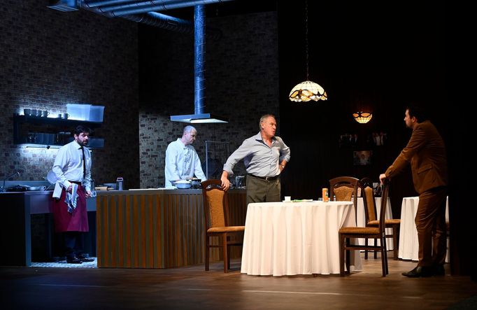 Zleva Ondřej Kokorský v roli Frankieho, Jiří Hejcman jako Sweeney, Pavel Majkus v roli Stephena a Jakub Zelinka coby Carl.